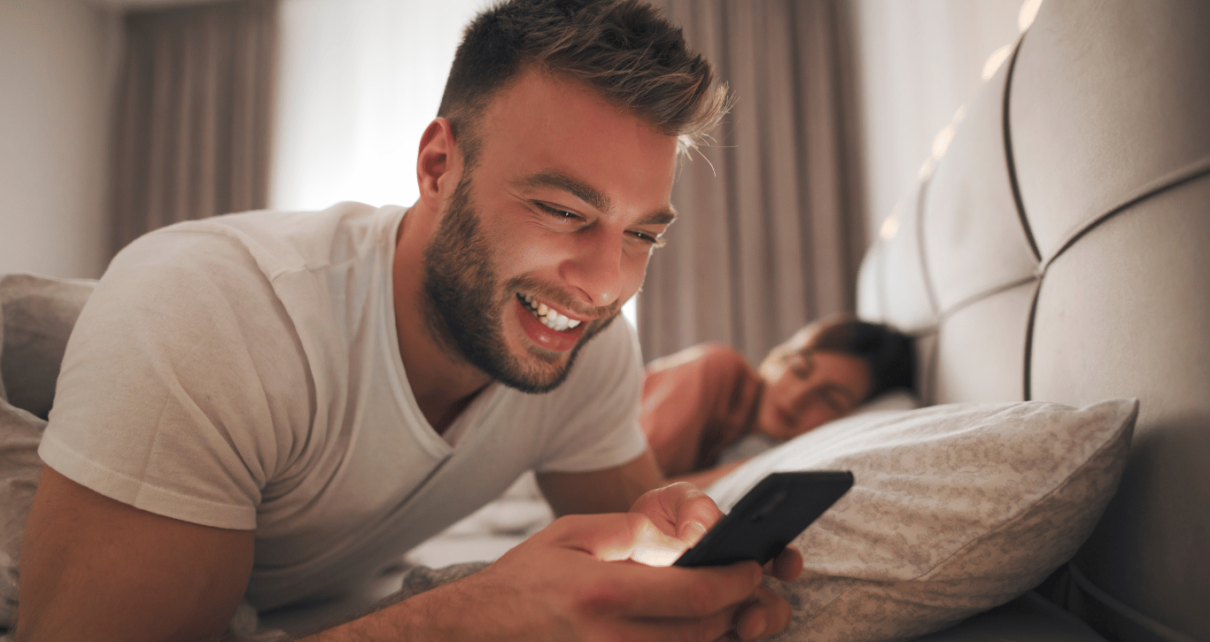 Find out if your boyfriend is cheating on his phone